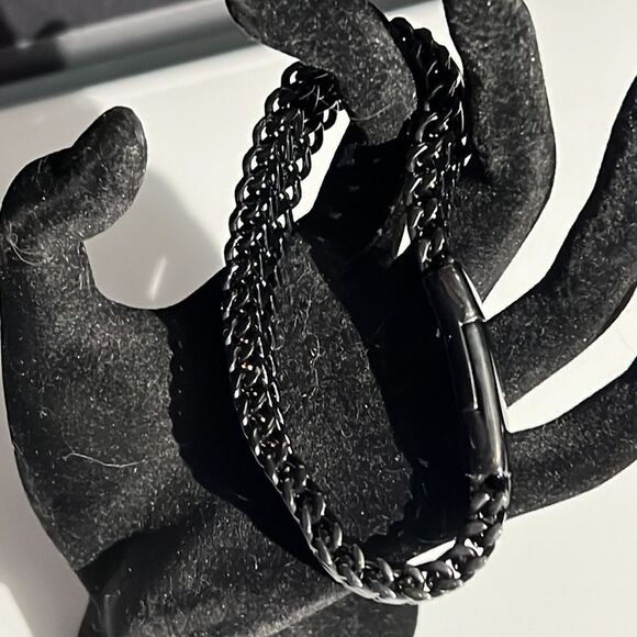 Men’s Black Metal Bracelet with Designed Magnetic Closure - Picture 6 of 11